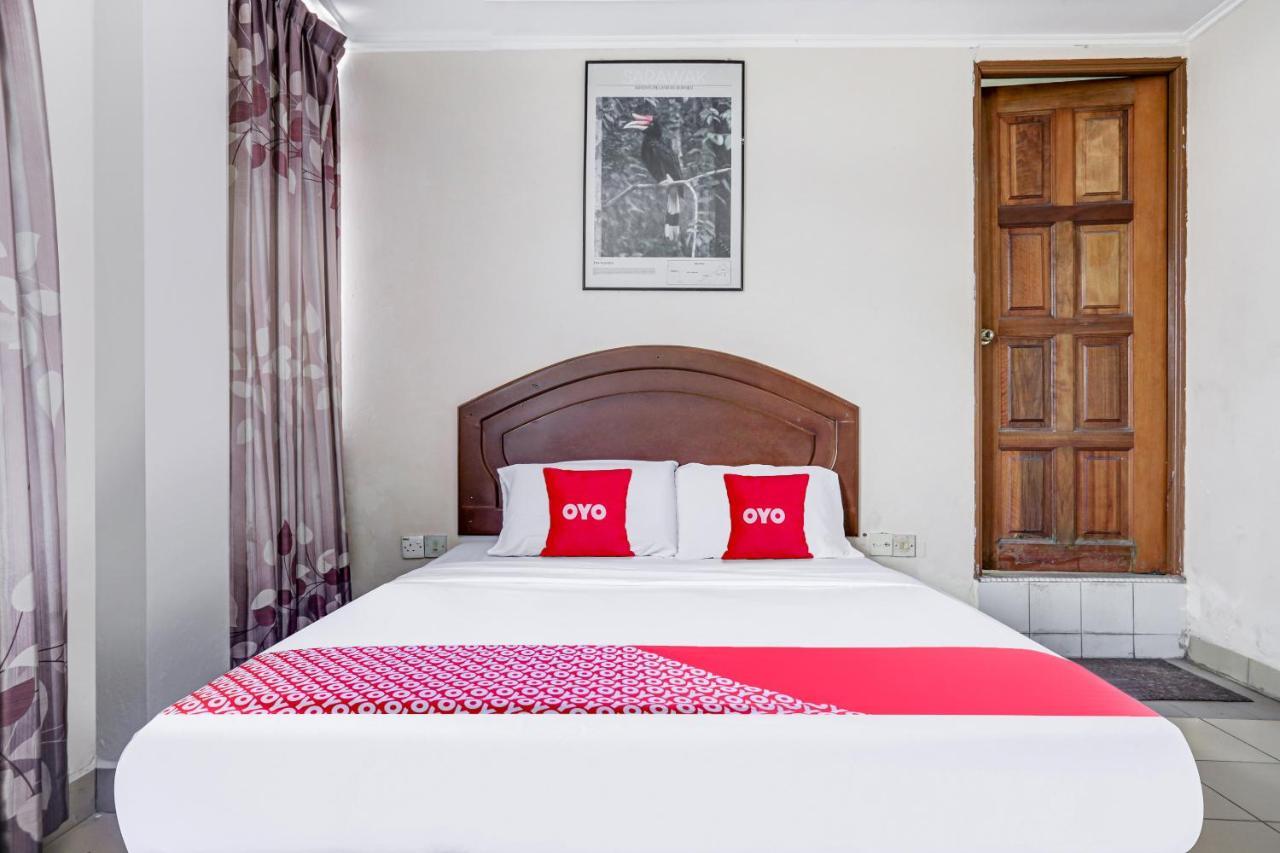 Oyo 90376 Centre Point Hotel Limbang Esterno foto