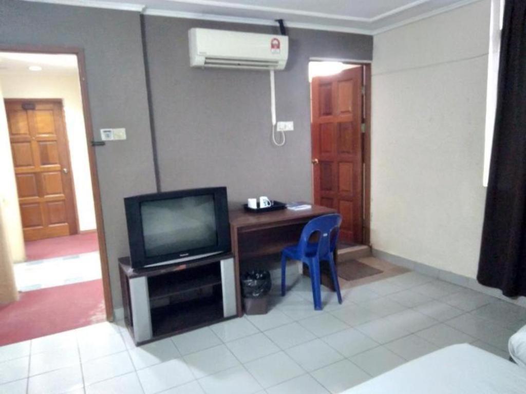 Oyo 90376 Centre Point Hotel Limbang Esterno foto