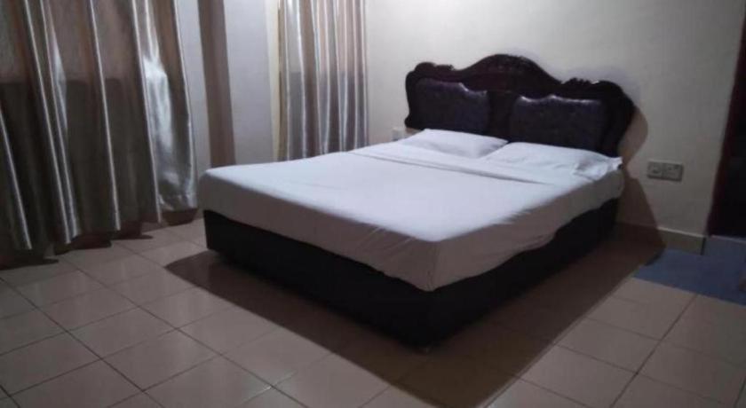 Oyo 90376 Centre Point Hotel Limbang Esterno foto